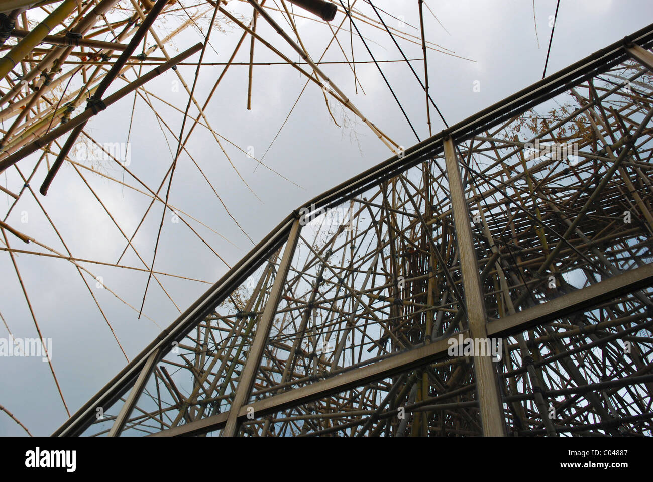 Scultura di bambù, dal Starn Twins, sul tetto del Metropolitan Museum di New York City riflessa nella finestra Foto Stock
