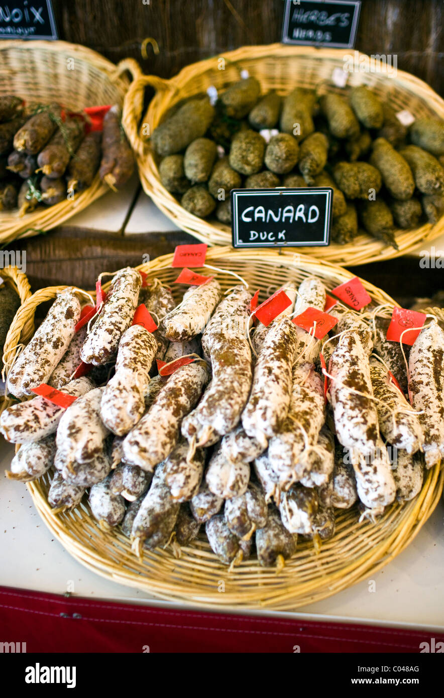 Salsiccia di anatra, salsiccia canard, in vendita in Brantome in Nord Dordogne, Francia Foto Stock