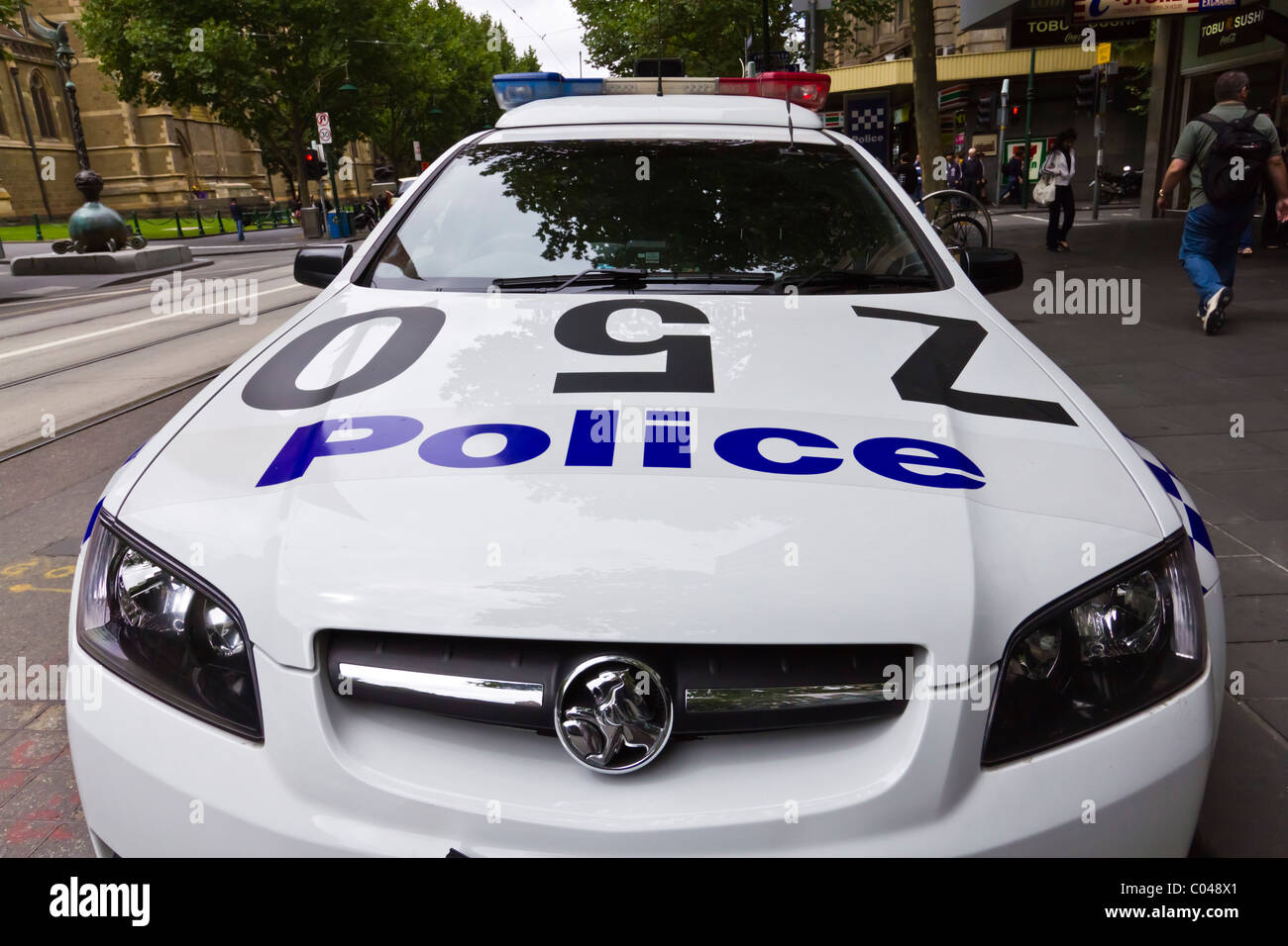 La polizia auto parcheggiate in Melbourne Street Foto Stock