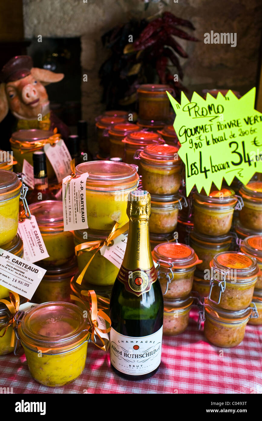 Il Foie Gras potted affettati e Alfred Rothschild Brut Champagne sulla vendita di Brantome, Nord Dordogne, Francia Foto Stock