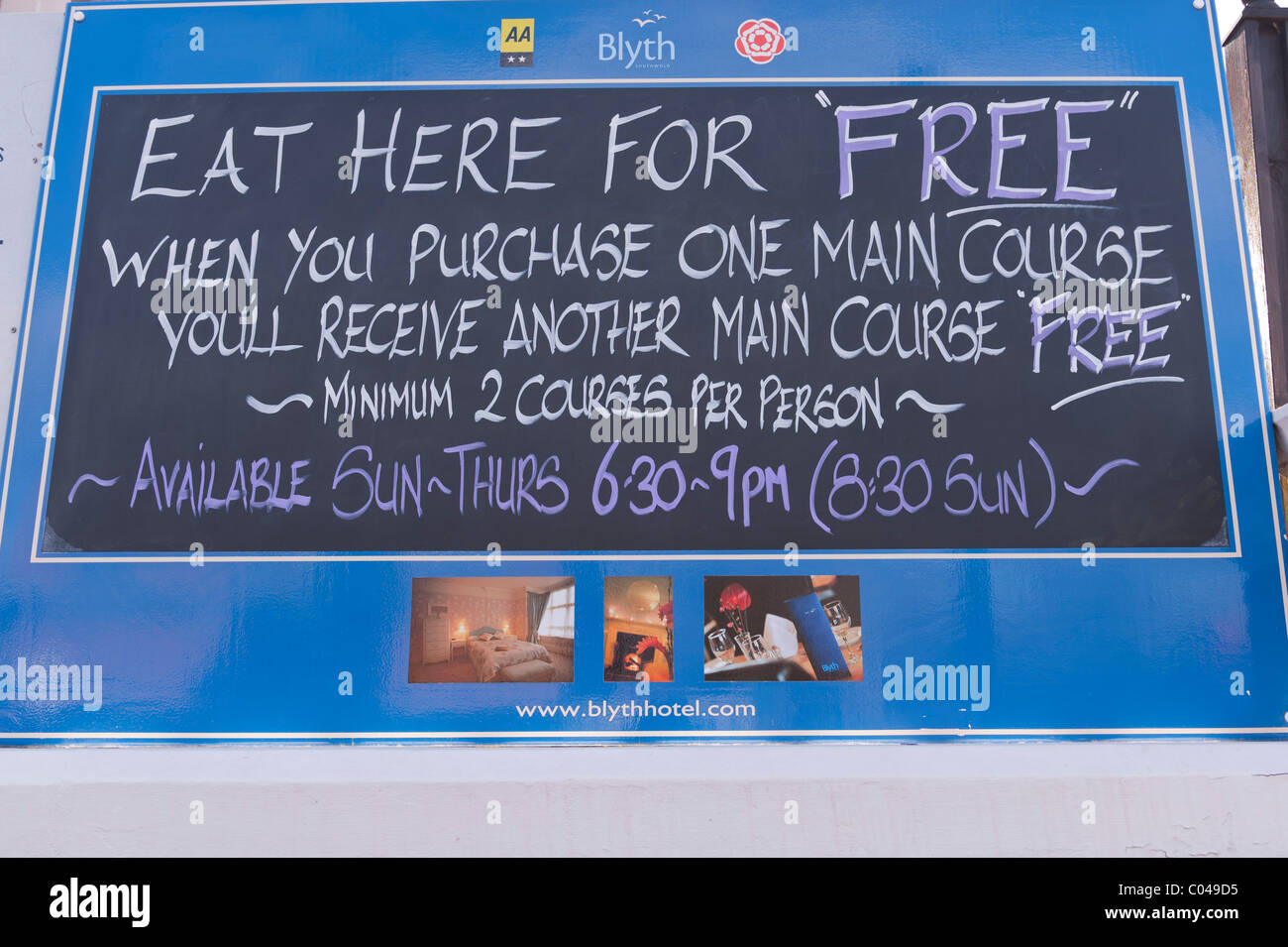 Un segno pubblicità offre pasti al Blyth hotel in Southwold , Suffolk , Inghilterra , Inghilterra , Regno Unito Foto Stock