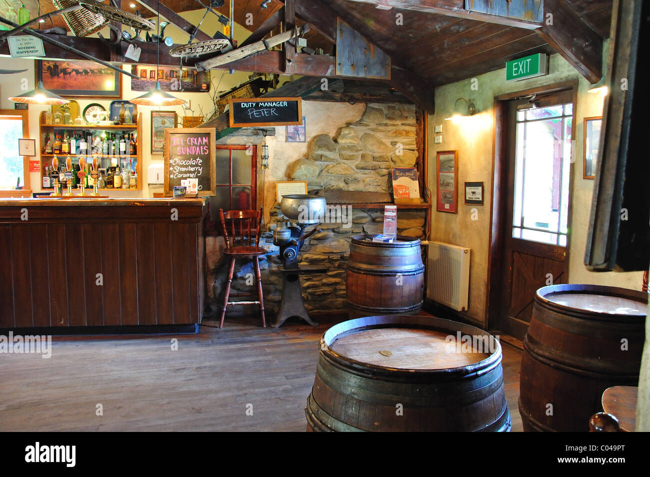 Il bar principale nello storico Cardrona Hotel, Cardrona, Regione di Otago, Isola del Sud, Nuova Zelanda Foto Stock