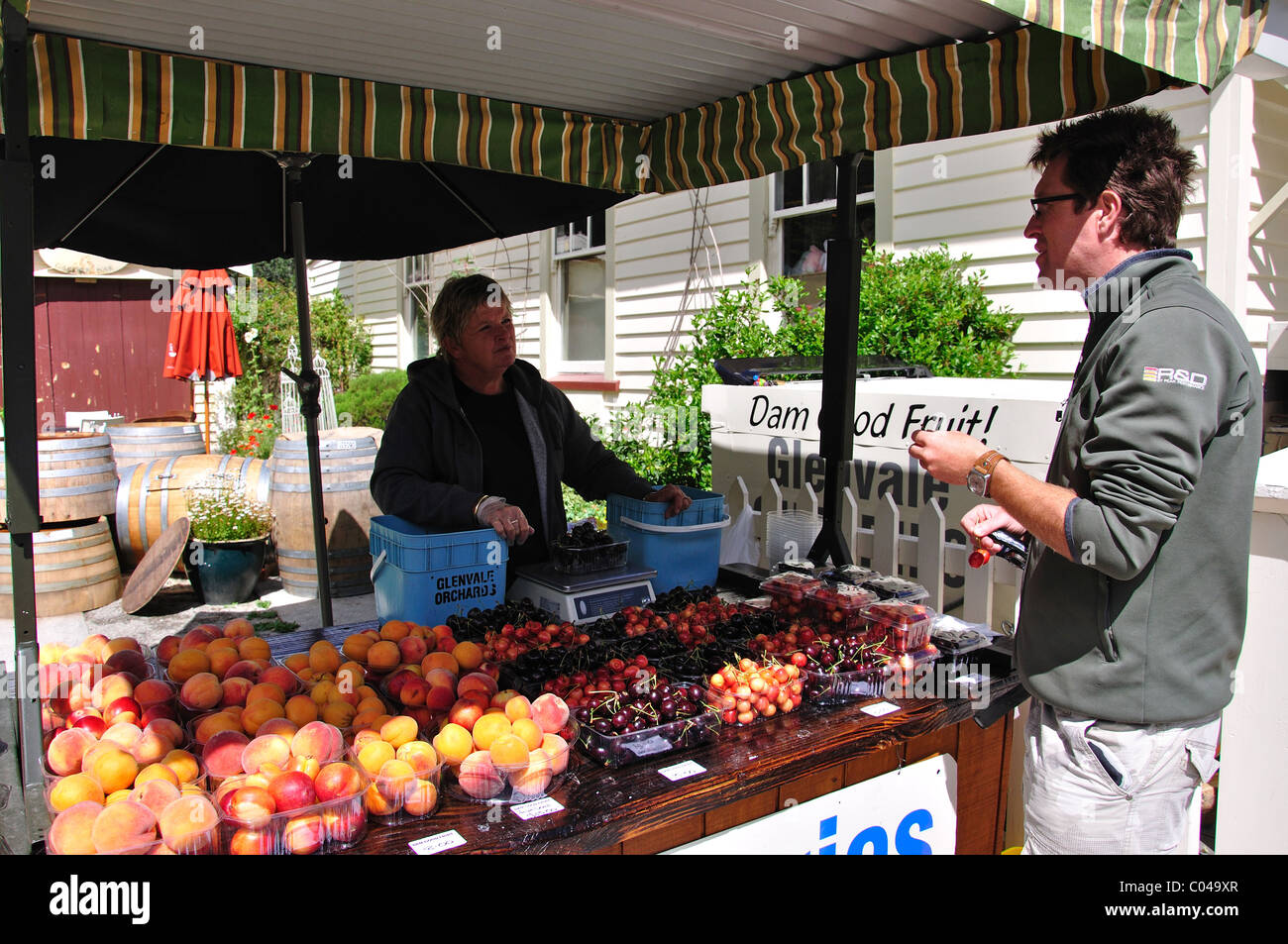 Pressione di stallo di frutta su Buckingham Street, Arrowtown, Regione di Otago, Isola del Sud, Nuova Zelanda Foto Stock