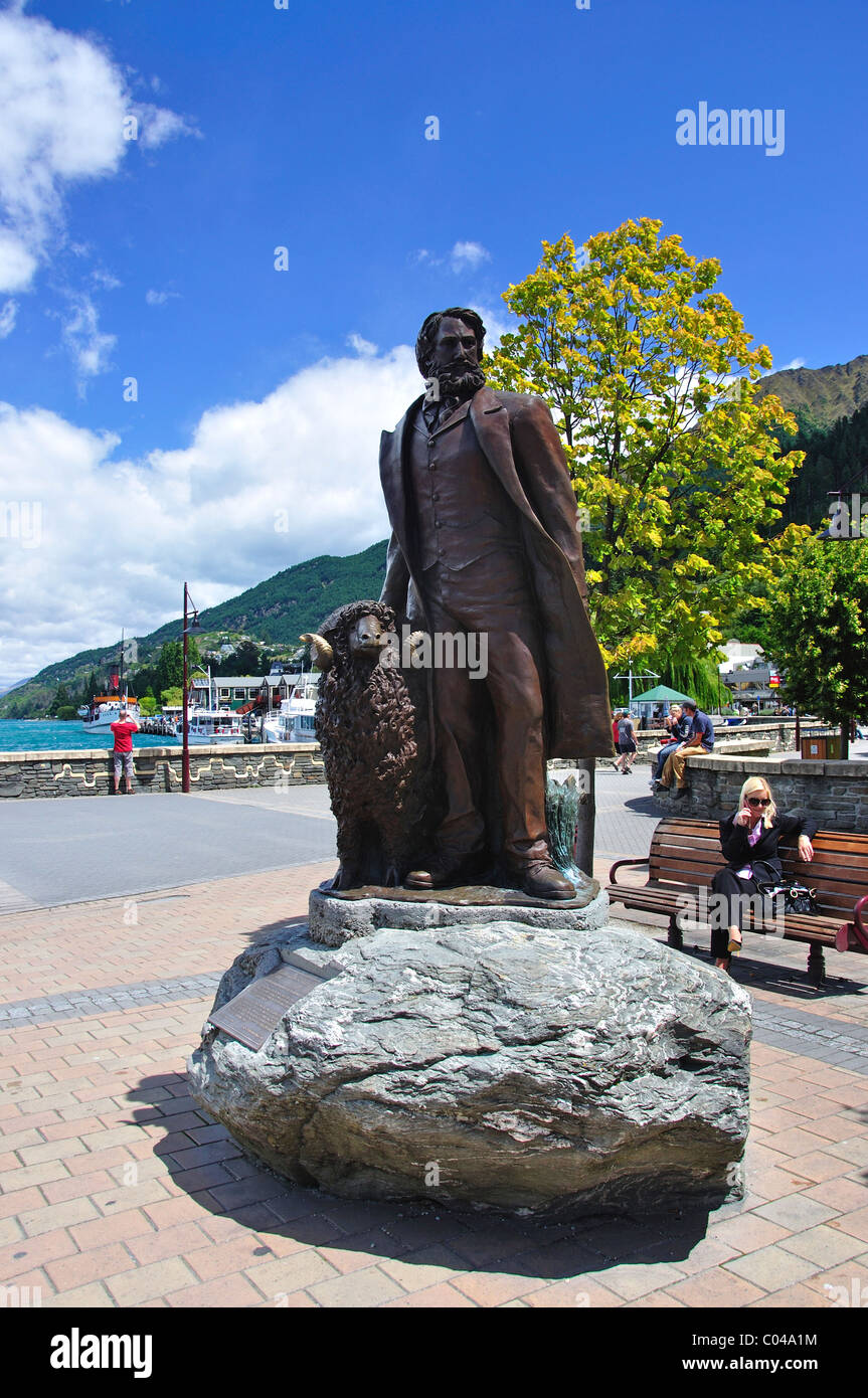 William Gilbert Rees statua sul lungolago, Queenstown, Regione di Otago, Isola del Sud, Nuova Zelanda Foto Stock