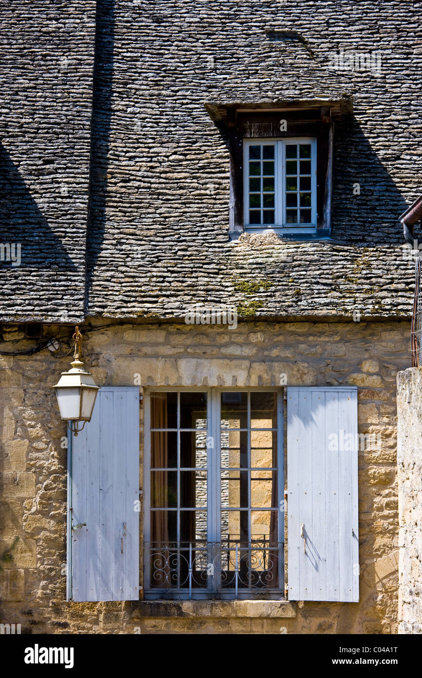 Tradizionale finestra francese con persiane a Sarlat in Dordogne, Francia Foto Stock