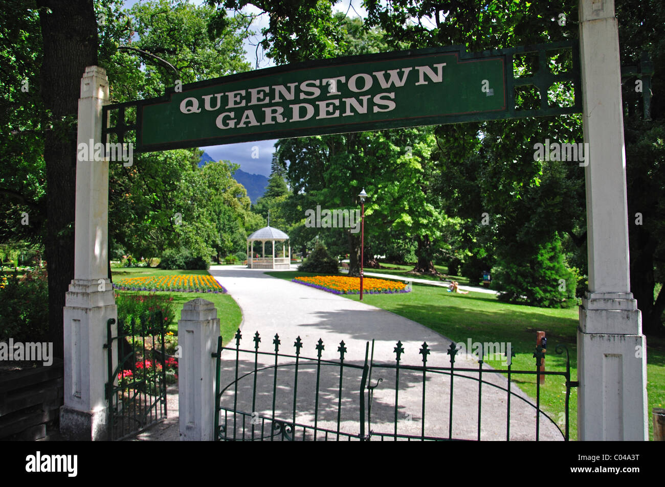 Cancello di ingresso ai Giardini di Queenstown, Queenstown, Regione di Otago, Isola del Sud, Nuova Zelanda Foto Stock