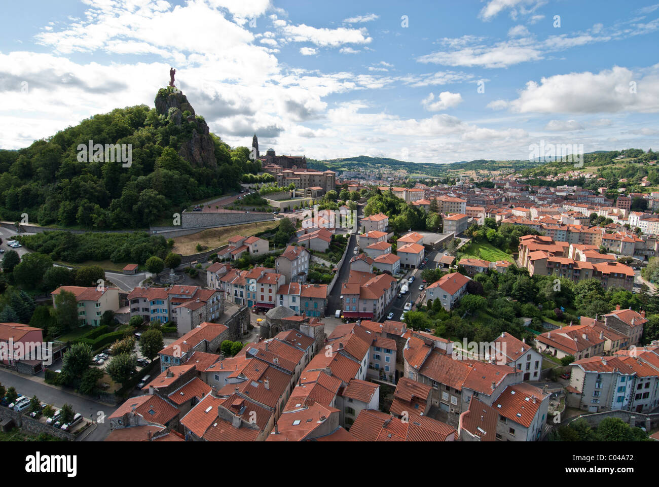 Tetti Le Puy-en-Velay. Auvergne, Haute Loire, città medievale Francia Rocher Corneille hill top. Foto Stock