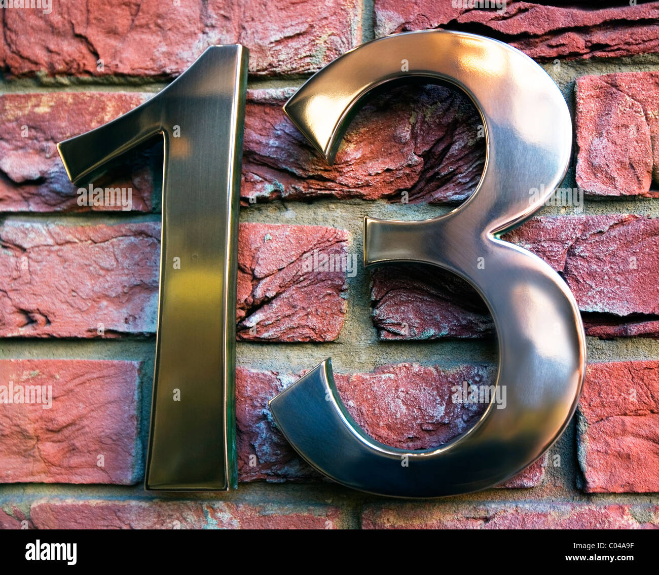 Numero 13 numeri in ottone a parete fissa, London, England, Regno Unito, Europa Foto Stock