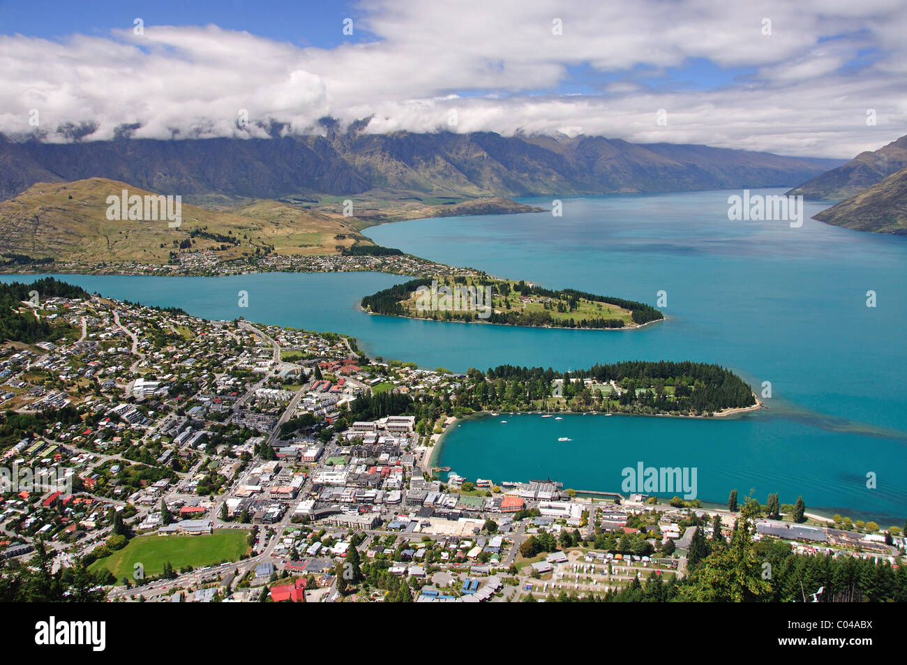 Vista della città e del Lago Wakatipu dal belvedere, lo Skyline Gondola e luge, Queenstown, Regione di Otago, Isola del Sud, Nuova Zelanda Foto Stock