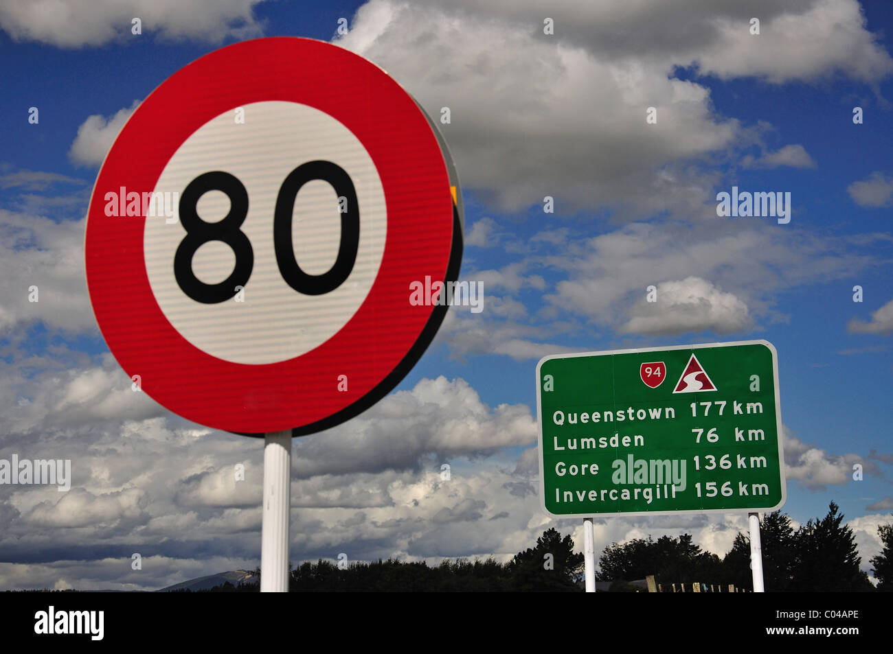 Distanza stradale e 80 km/h segnale di velocità a Lake te Anau, te Anau, Southland, South Island, Nuova Zelanda Foto Stock