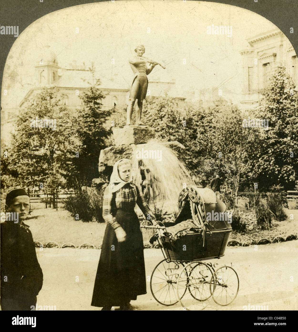 Circa 1910 stereoview card, 'Statue di Ole Bull, il famoso violinista norvegese di Bergen, Norvegia.". Foto Stock
