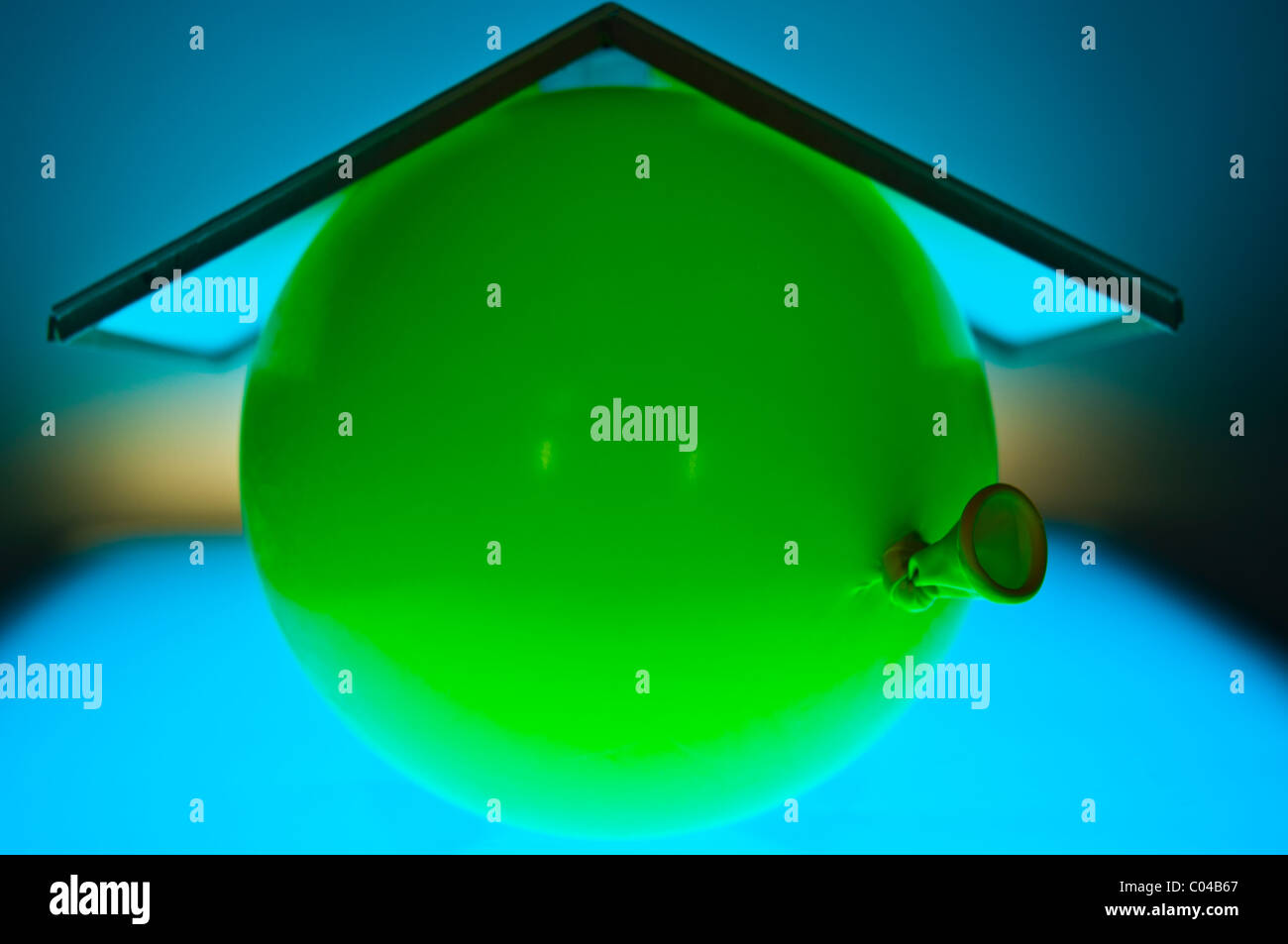 Il palloncino sotto un tetto - alloggiamento bolla umorismo Foto Stock