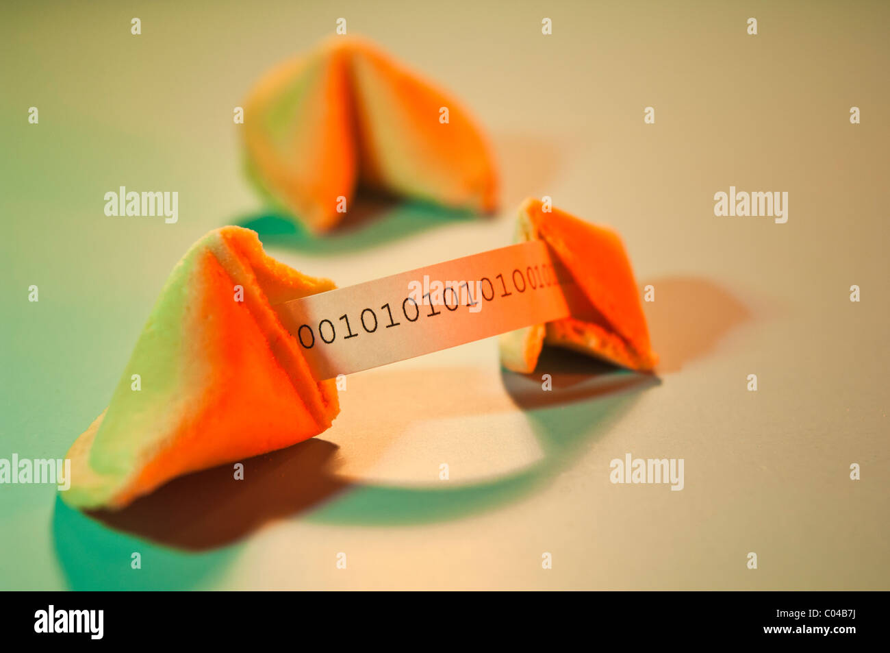 Fortune cookie con il messaggio in codice binario Foto Stock