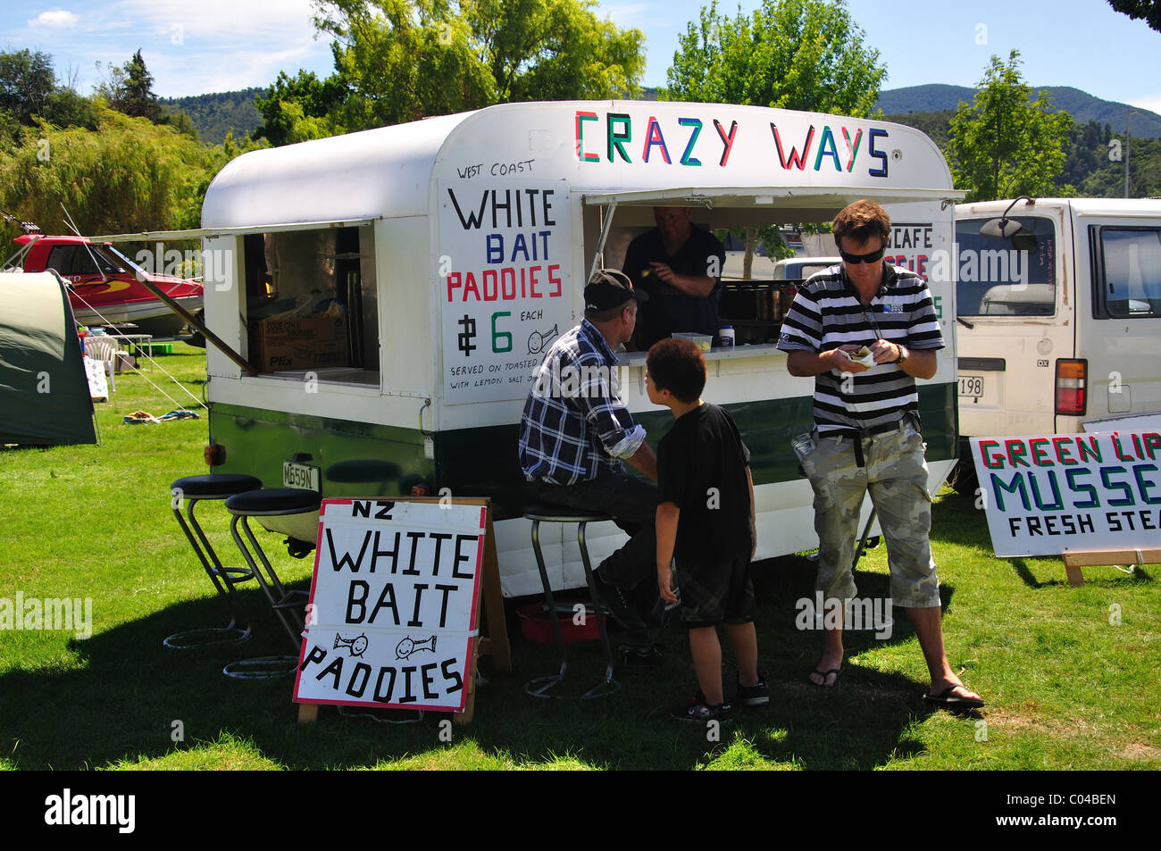 Whitebait paties takeaway caravan a Fete locale, Havelock, Marlborough Regione, South Island, Nuova Zelanda Foto Stock