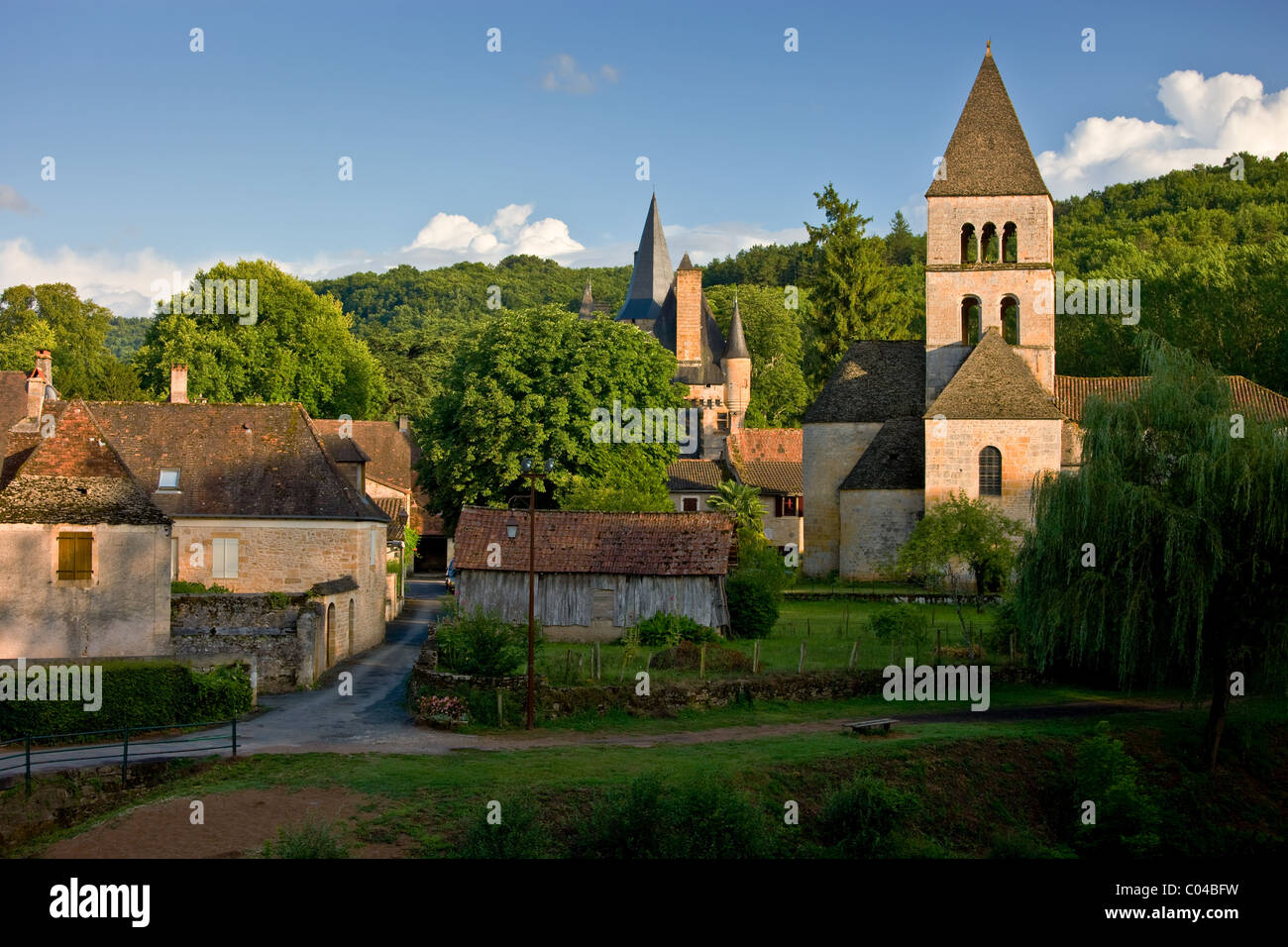 Il pittoresco villaggio di St Leon sur Vezere in Dordogne, Francia Foto Stock