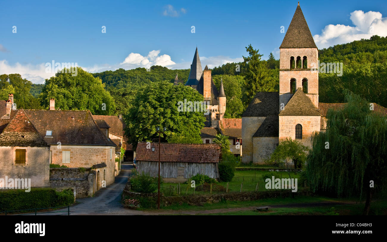 Il pittoresco villaggio di St Leon sur Vezere in Dordogne, Francia Foto Stock