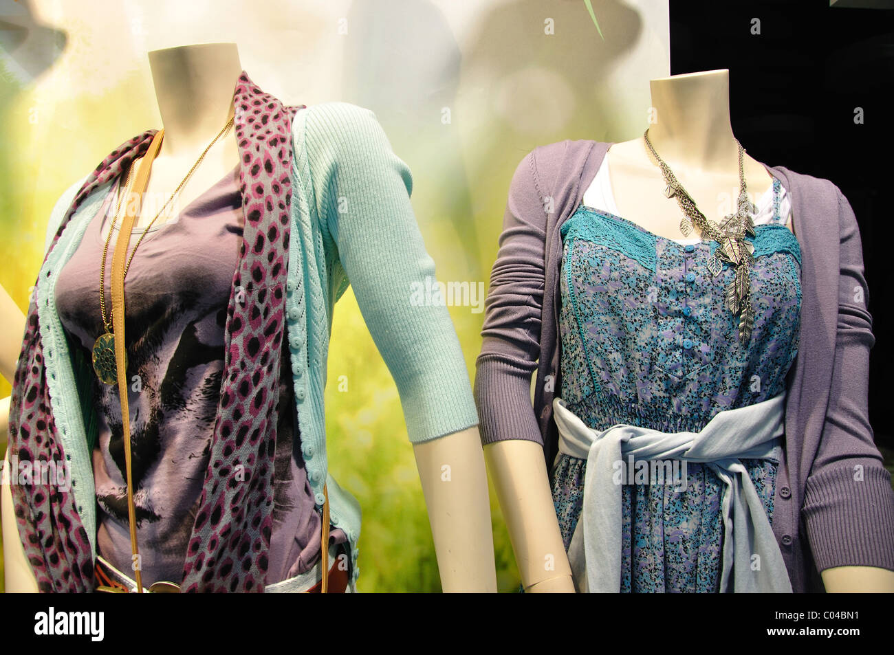 Donna di fashion store window, Trafalgar Street, Nelson, Nelson Regione, Isola del Sud, Nuova Zelanda Foto Stock