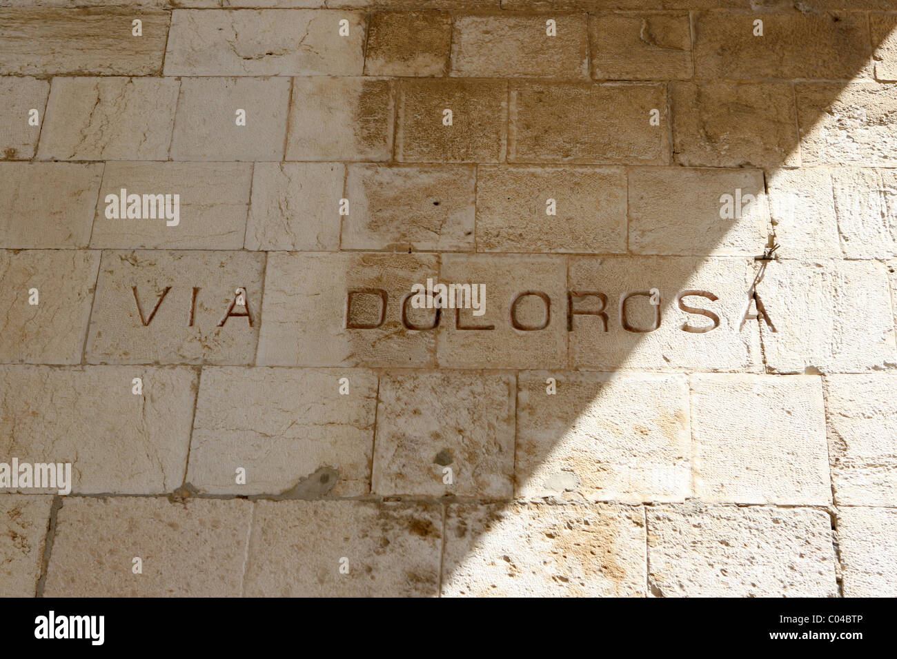 Luogo Della Crocifissione Di Gesù Strada segno scolpito in pietra lungo la Via Dolorosa che portano al