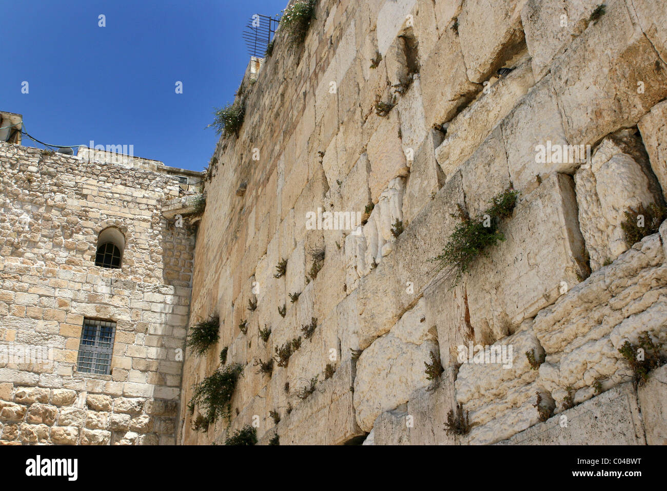 Parte del muro del pianto nella città vecchia di Gerusalemme, Israele dove gli ebrei ortodossi venuti per pregare. Foto Stock