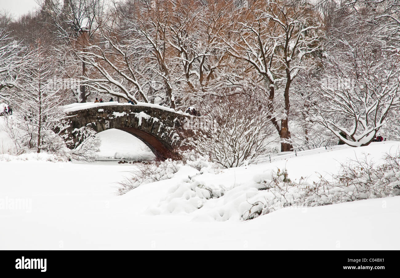 Gapstow Bridge nel Central Park di New York dopo una tempesta di neve Foto Stock