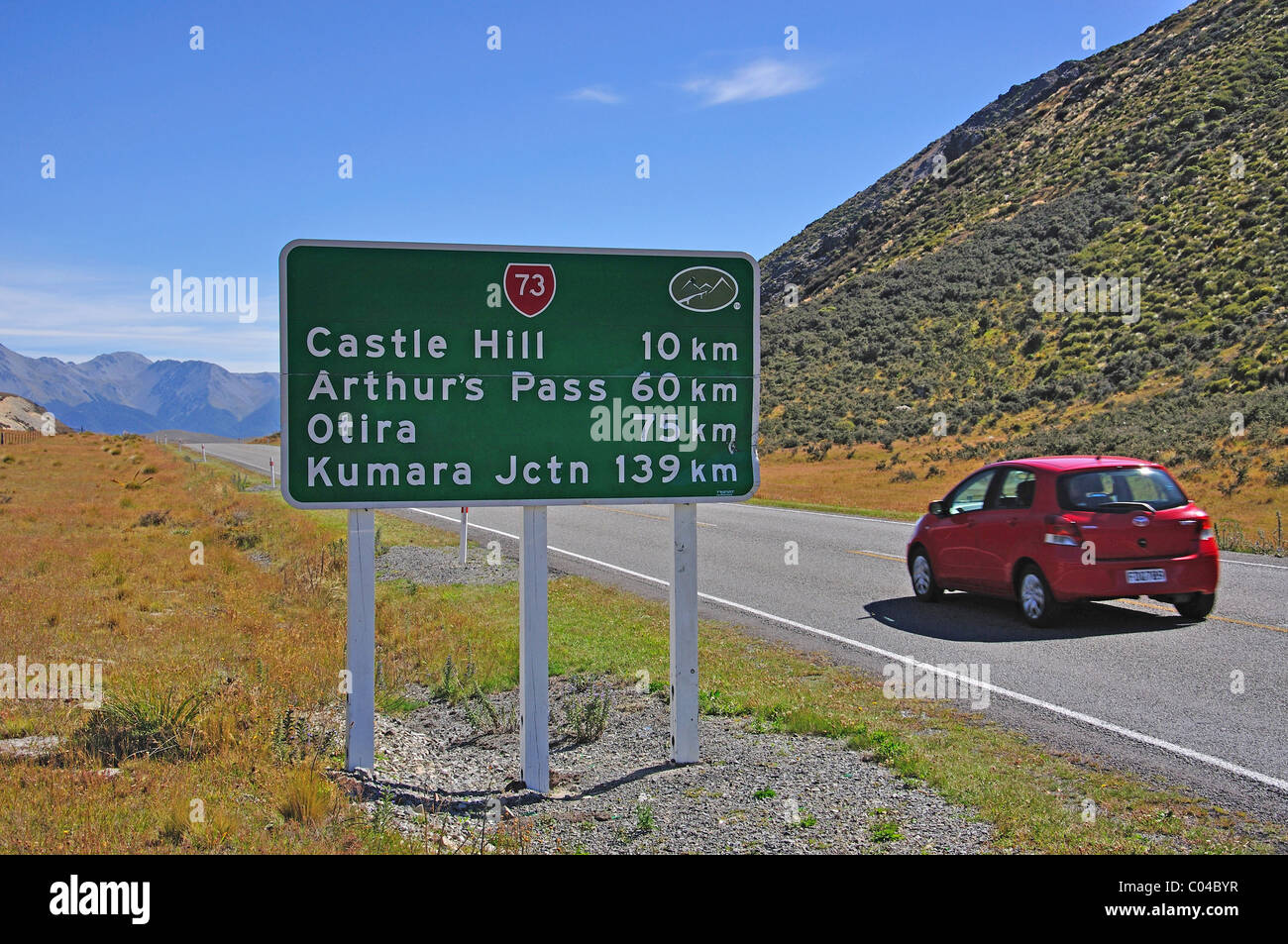 Distanza su strada segno sulla statale 73, regione di Canterbury, Isola del Sud, Nuova Zelanda Foto Stock