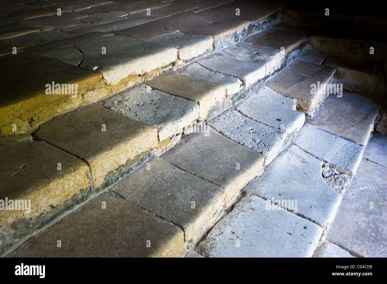 Vecchio di gradini di pietra nella chiesa antica a st Amand de Coly in Dordogne, Francia Foto Stock