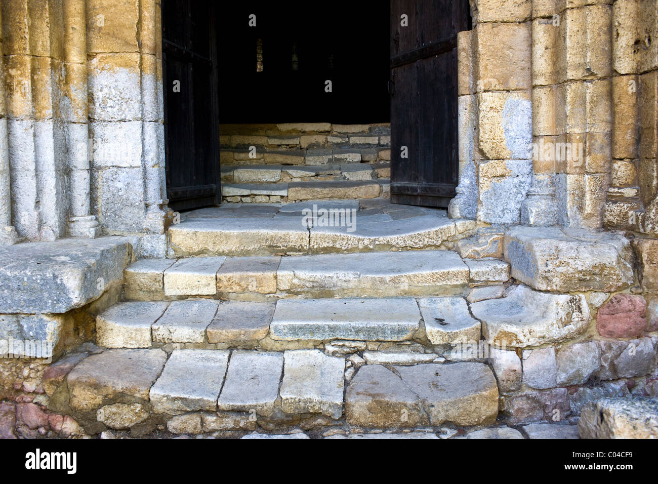 Vecchio di gradini di pietra nella chiesa antica a st Amand de Coly in Dordogne, Francia Foto Stock