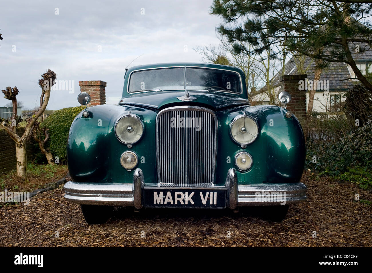 Vintage Jaguar MarkVII parcheggiata in un vialetto in Wijk aan Zee, Olanda Foto Stock