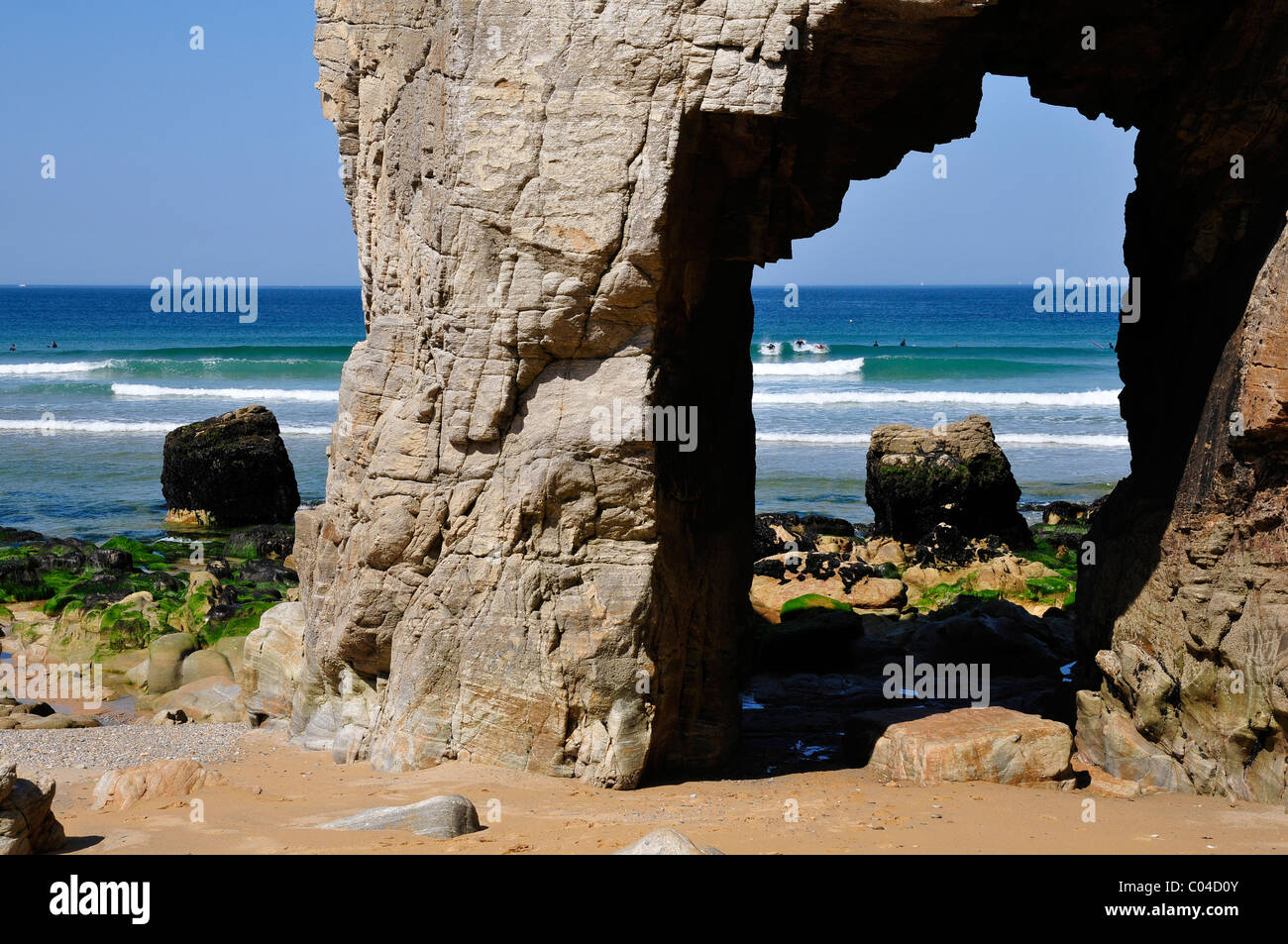 Grande foro nella roccia ("Trou du souffleur') sulla costa selvaggia della penisola di Quiberon nel dipartimento di Morbihan, in Bretagna Foto Stock