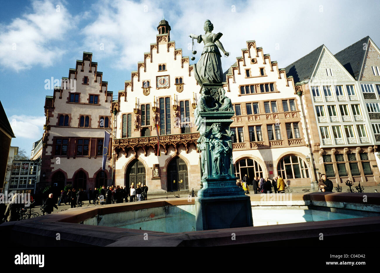La Germania medievale - bene della giustizia (Gerechtigkeitsbrunnen) nella parte anteriore del Römer city hall presso il Römerberg a Francoforte am Main. Foto Stock