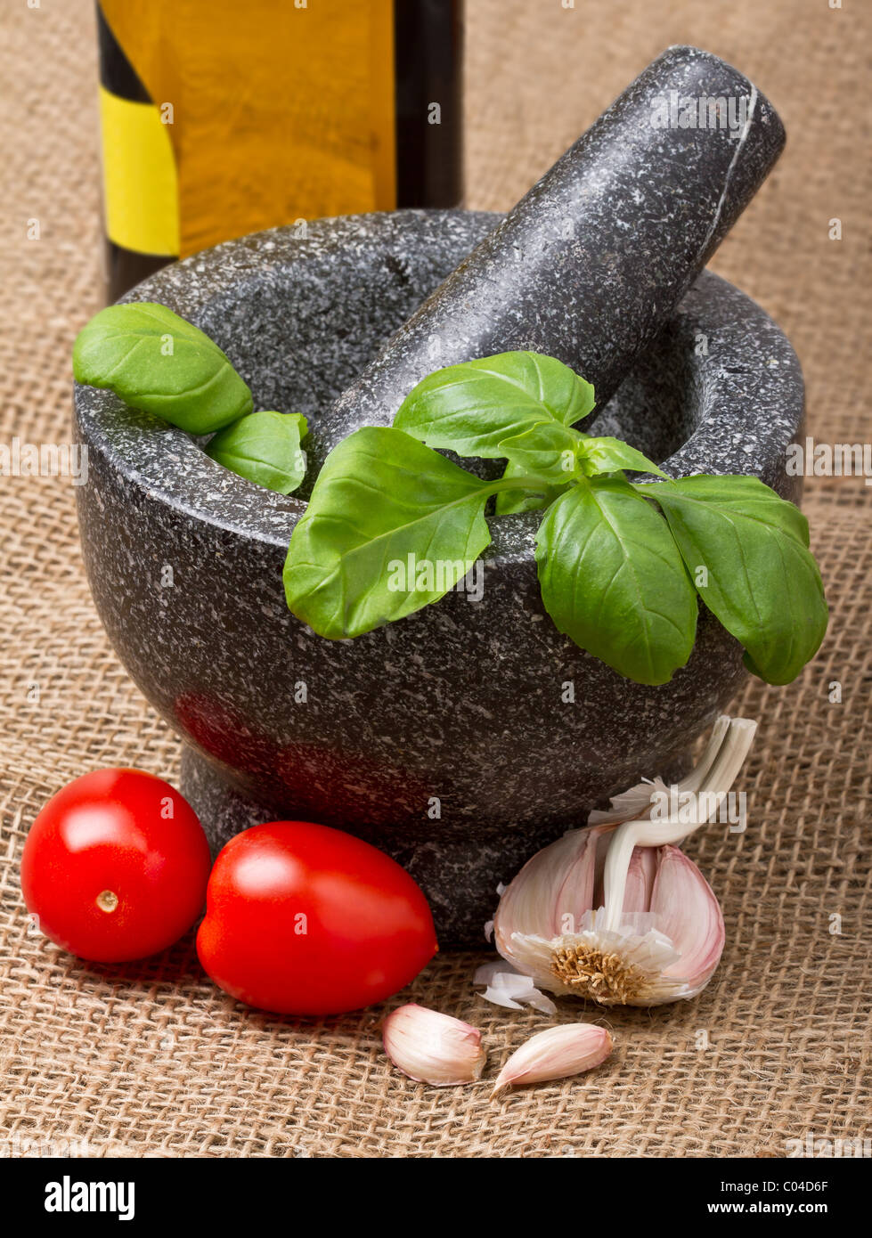 Base ingredienti bruschetta di pomodoro, basilico, aglio e olio di oliva. Foto Stock