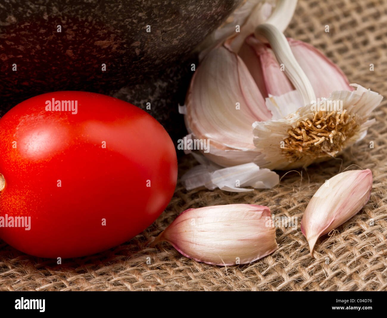 Semplice vibrante ingredienti base della cucina italiana, l'aglio ed il pomodoro. Foto Stock