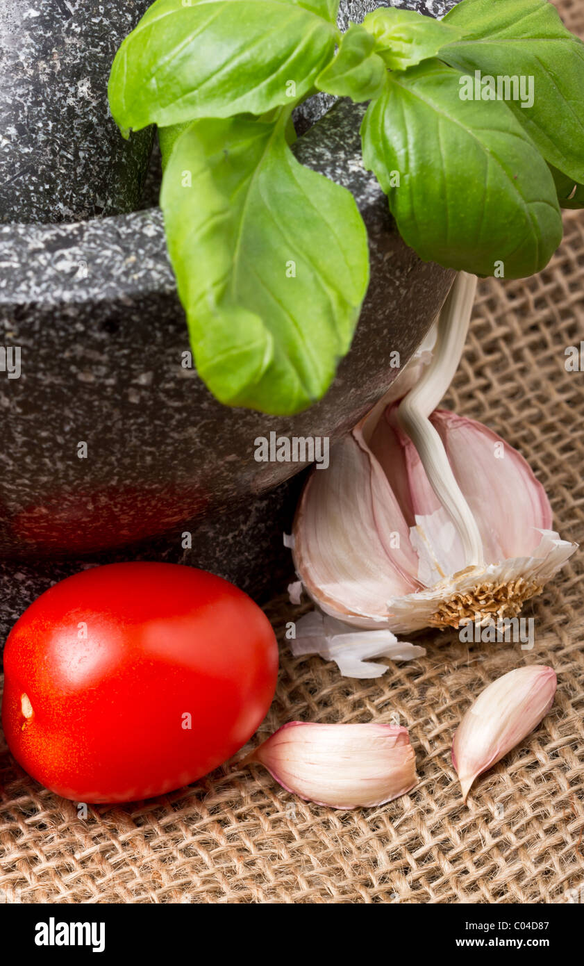 Base ingredienti bruschetta di pomodoro, basilico, aglio e olio di oliva. Foto Stock