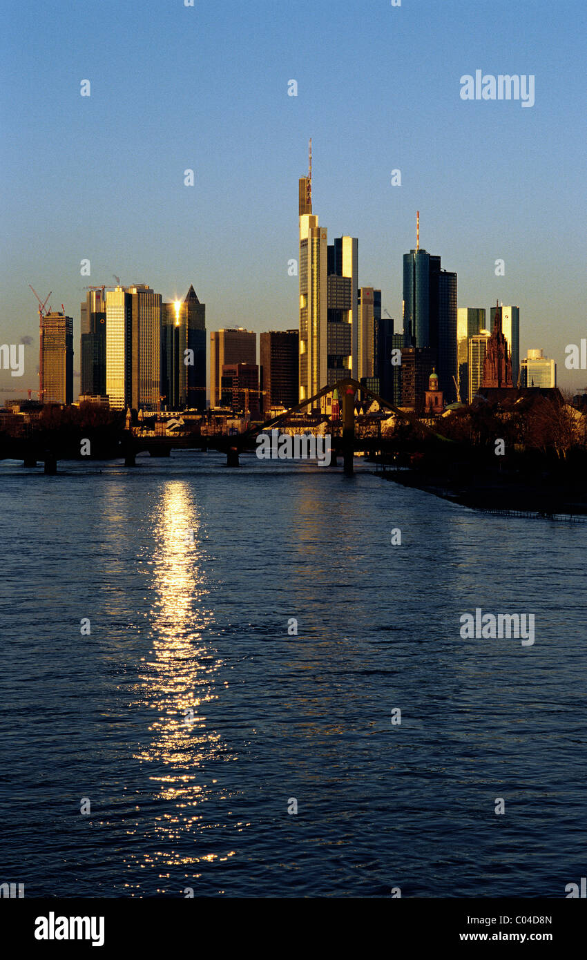 La mattina presto il sorgere del sole sullo skyline di Francoforte am Main. Foto Stock