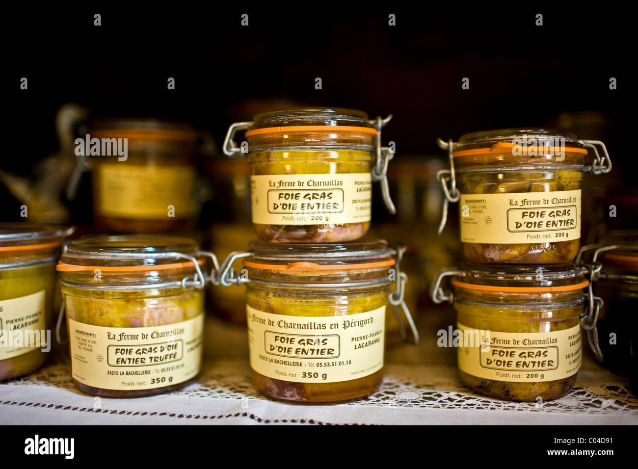 Il foie gras e altri prodotti di fattoria in kilner barattoli per conserve in vendita presso l'azienda, La Ferme de Charnaillas, Dordogne, Francia Foto Stock