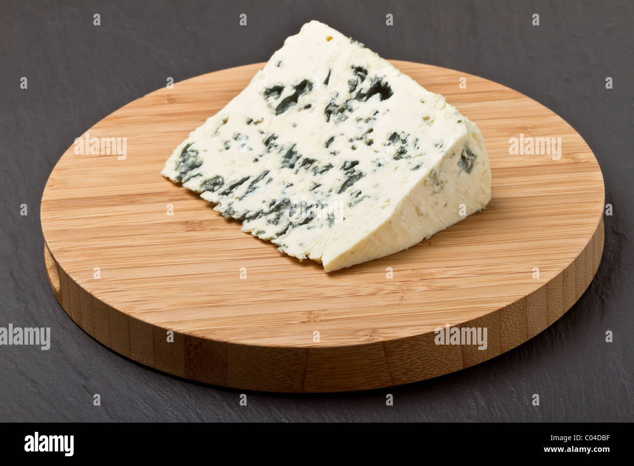 Venature blu pieno di grasso morbido formaggio francese sulla tavola di legno. Foto Stock