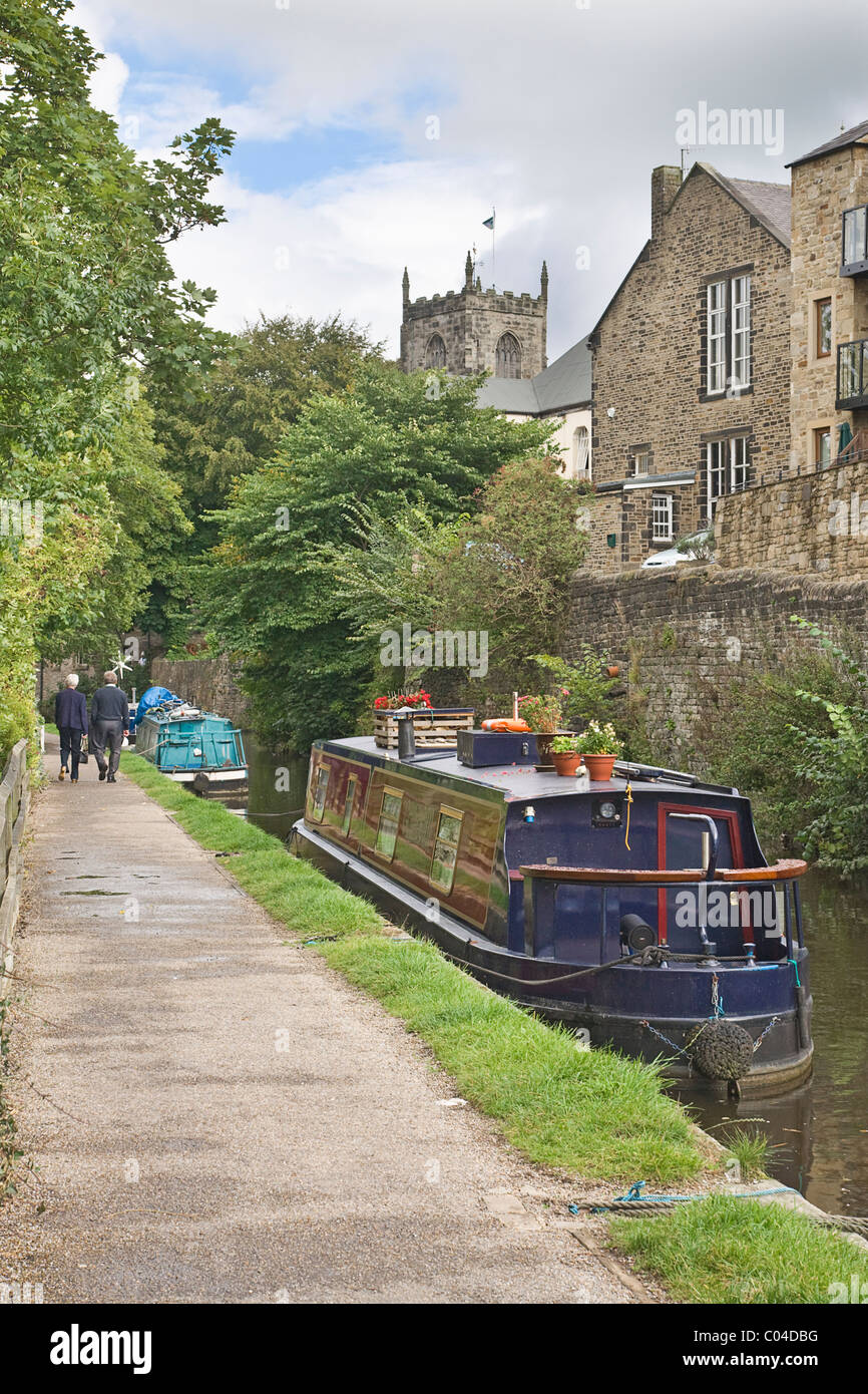 Alzaia e strette barca sul canal a Skipton, North Yorkshire Foto Stock