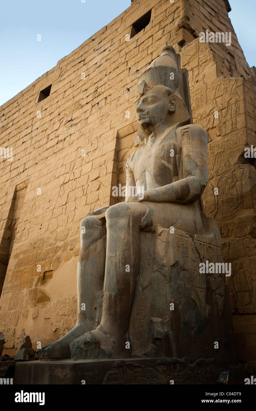 Aegypten ha, Luxor, Luxor-Tempel (Ipet-resit), linke Sitzstatue von Ramses II. vor dem pilone Foto Stock