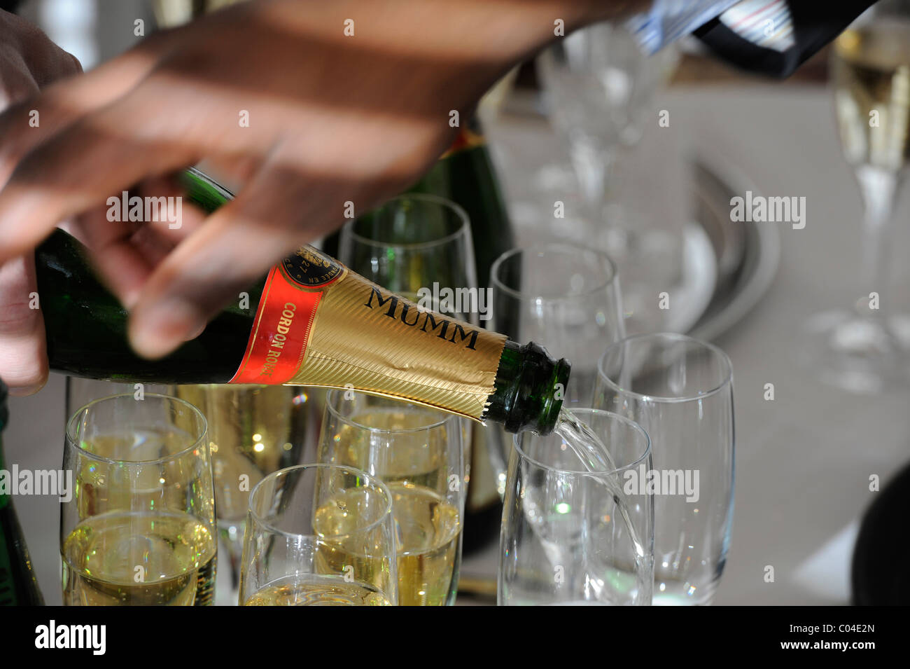 Celebrazioni con Mumm champagne. Foto Stock