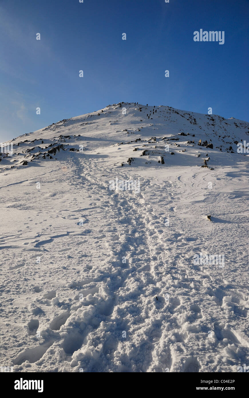 Sentiero innevato che conducono verso il vertice del Vecchio di Coniston in inverno nel Lake District inglese Foto Stock