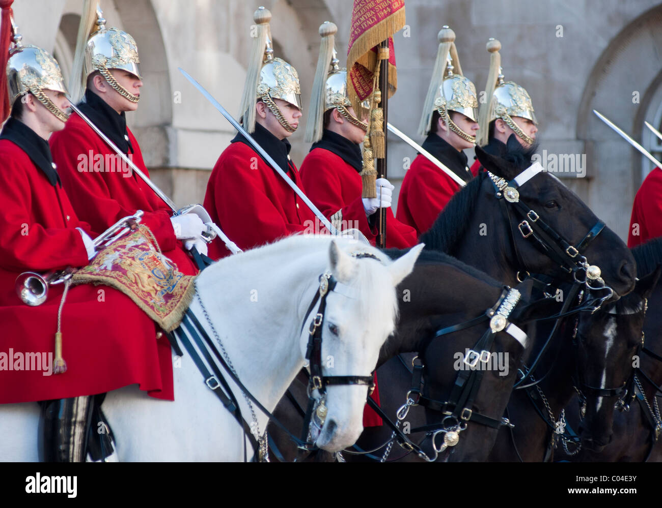 La Queen's bagnini a cavallo durante il "cambio della guardia' alla sfilata delle Guardie a Cavallo, Londra, Inghilterra. Foto Stock