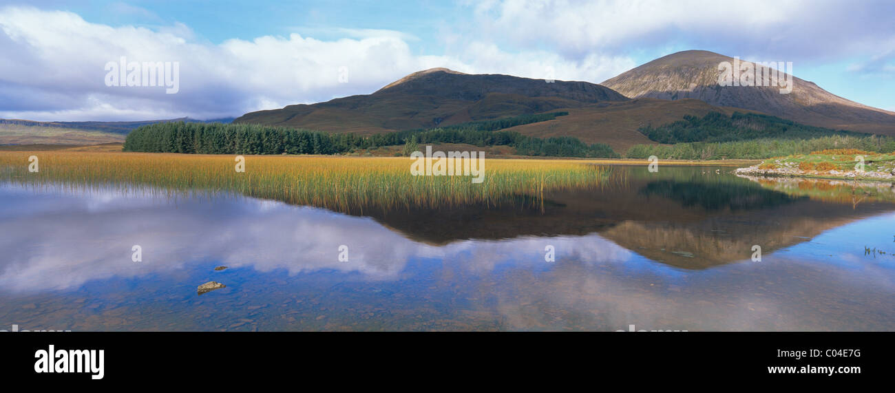 Scozia Isola di Skye, Loch Cill Chriosd cercando di fronte a Beinn Dearg Bheag 582mtr Dearg Beinn Mhor 709mts e Beinn na Caillich Foto Stock