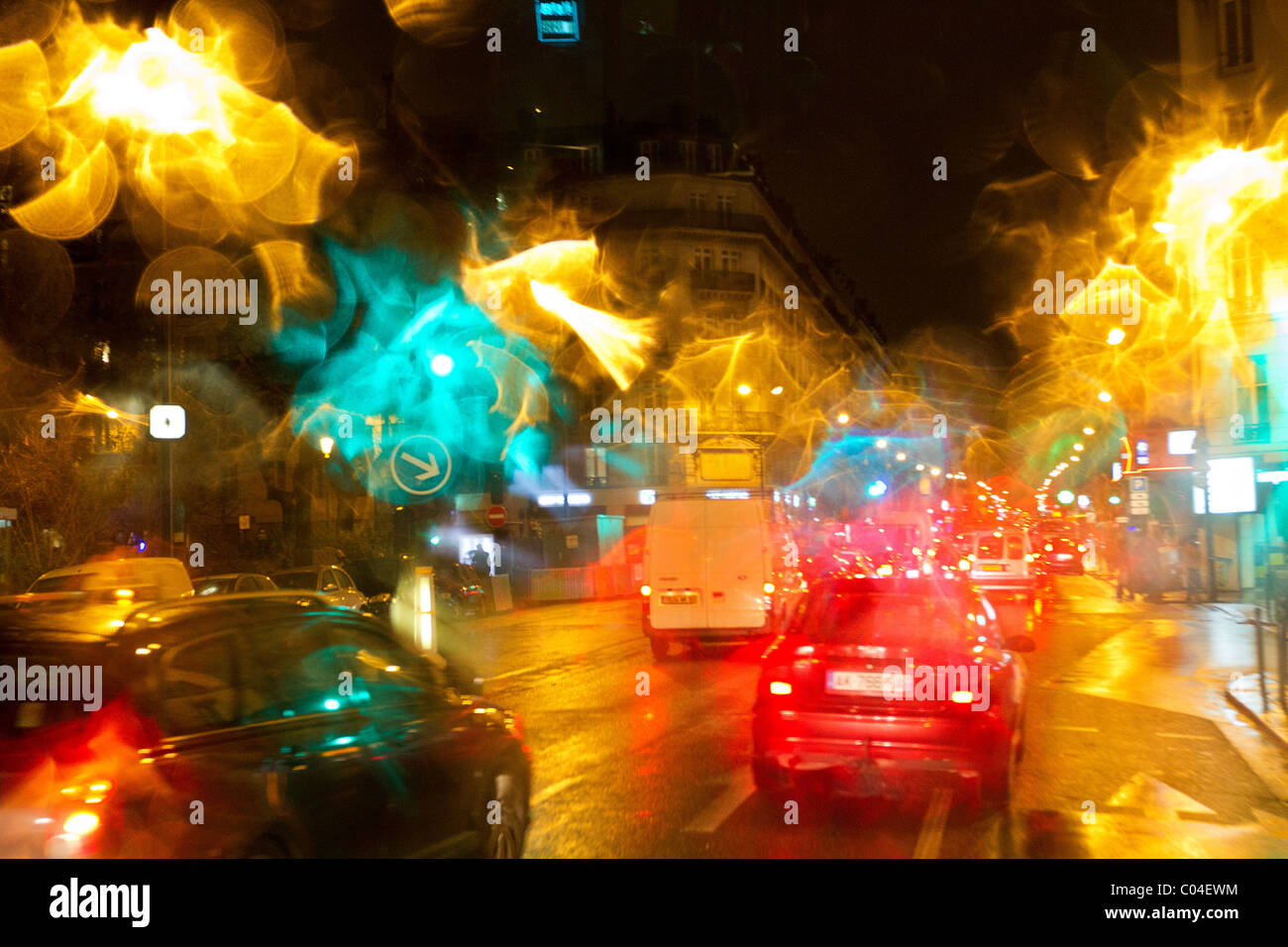 Parigi sfocata auto in movimento in una strada di città Foto Stock