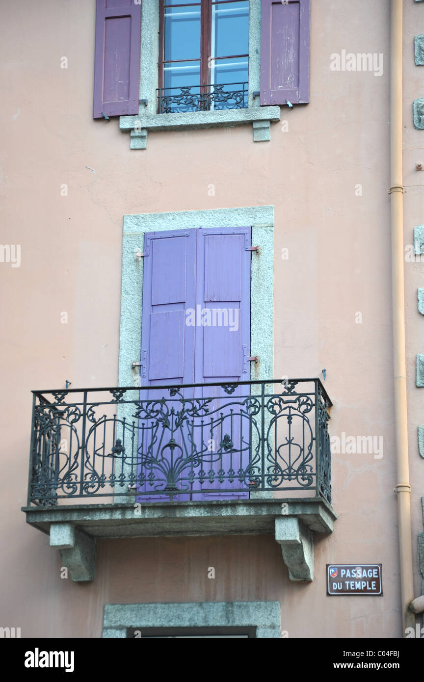 Tradizionale Francese e porta balcone a Chamonix, Francia Foto Stock