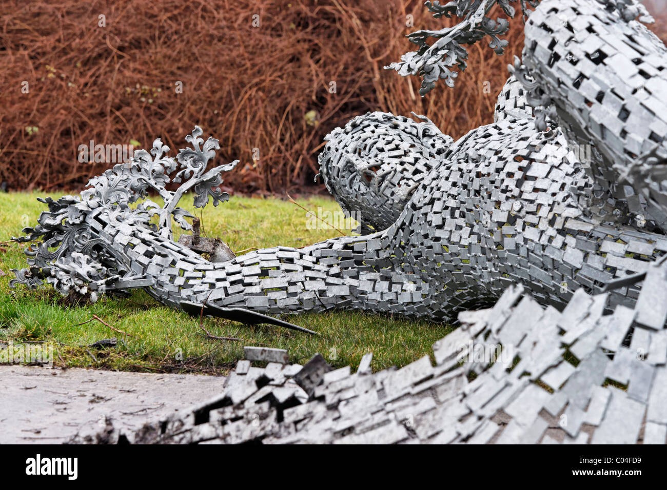 L'uomo danneggiato nella scultura di movimento sulla rotatoria Muirside in Tullibody, Clackmannanshire, Scotland, Regno Unito. Foto Stock