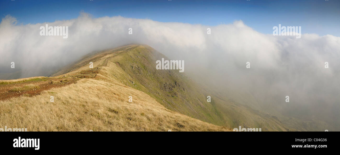 Banca Cloud sopra grande Rigg su Fairfield Horseshoe nel Lake District inglese Foto Stock