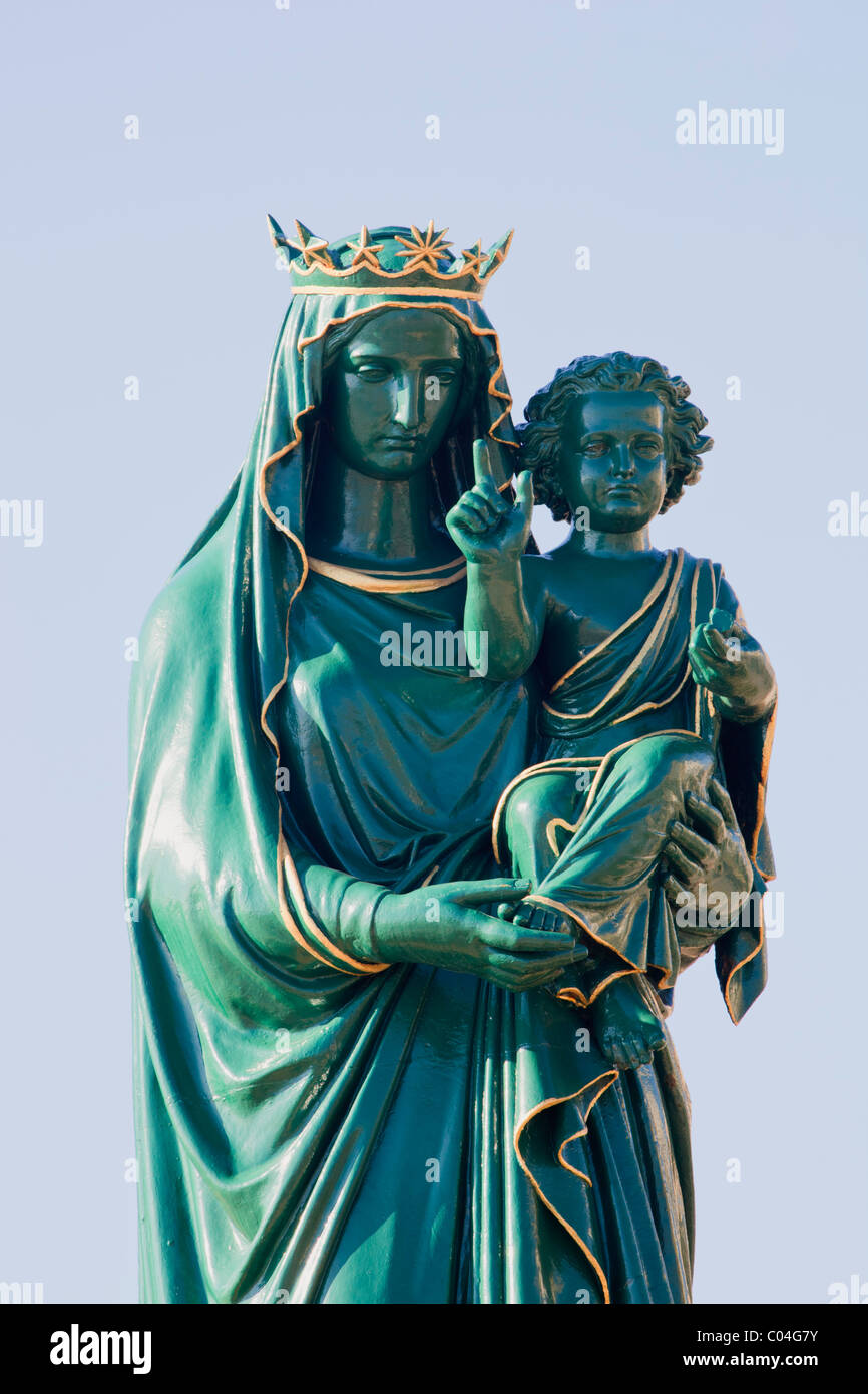 La statua della Vergine Maria e il bambino Gesù Cristo, Los Boliches, Fuengirola, provincia di Malaga, Costa del Sol, Spagna. Foto Stock