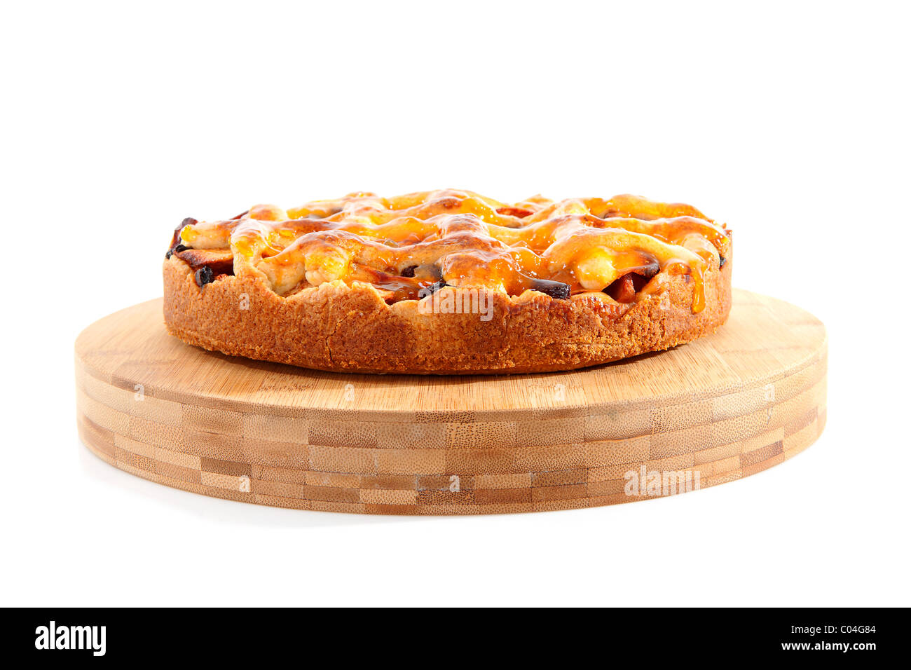 Home mela cotta torta sul tagliere di legno su sfondo bianco Foto Stock