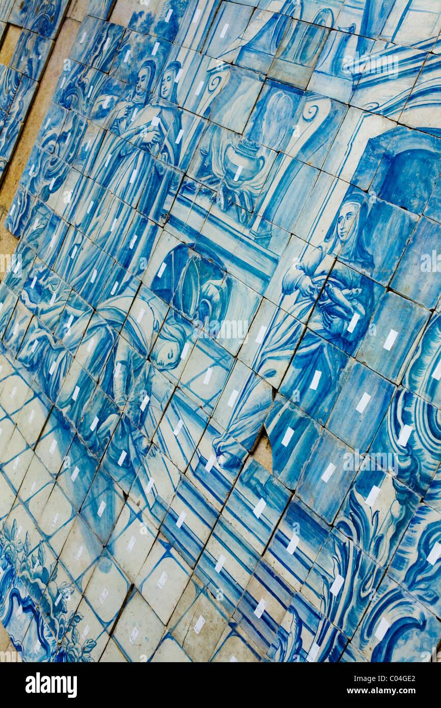 Restauro di piastrelle in corso al Museo Azulejos, Lisbona, Portogallo Foto Stock
