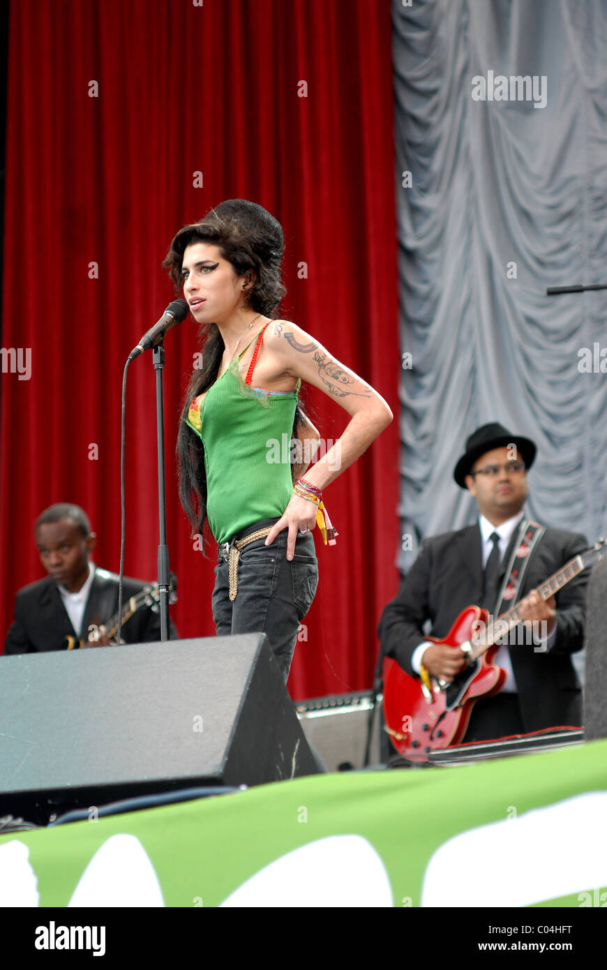 Amy Winehouse esibirsi sul palco al festival di Glastonbury, Somerset, Regno Unito Foto Stock